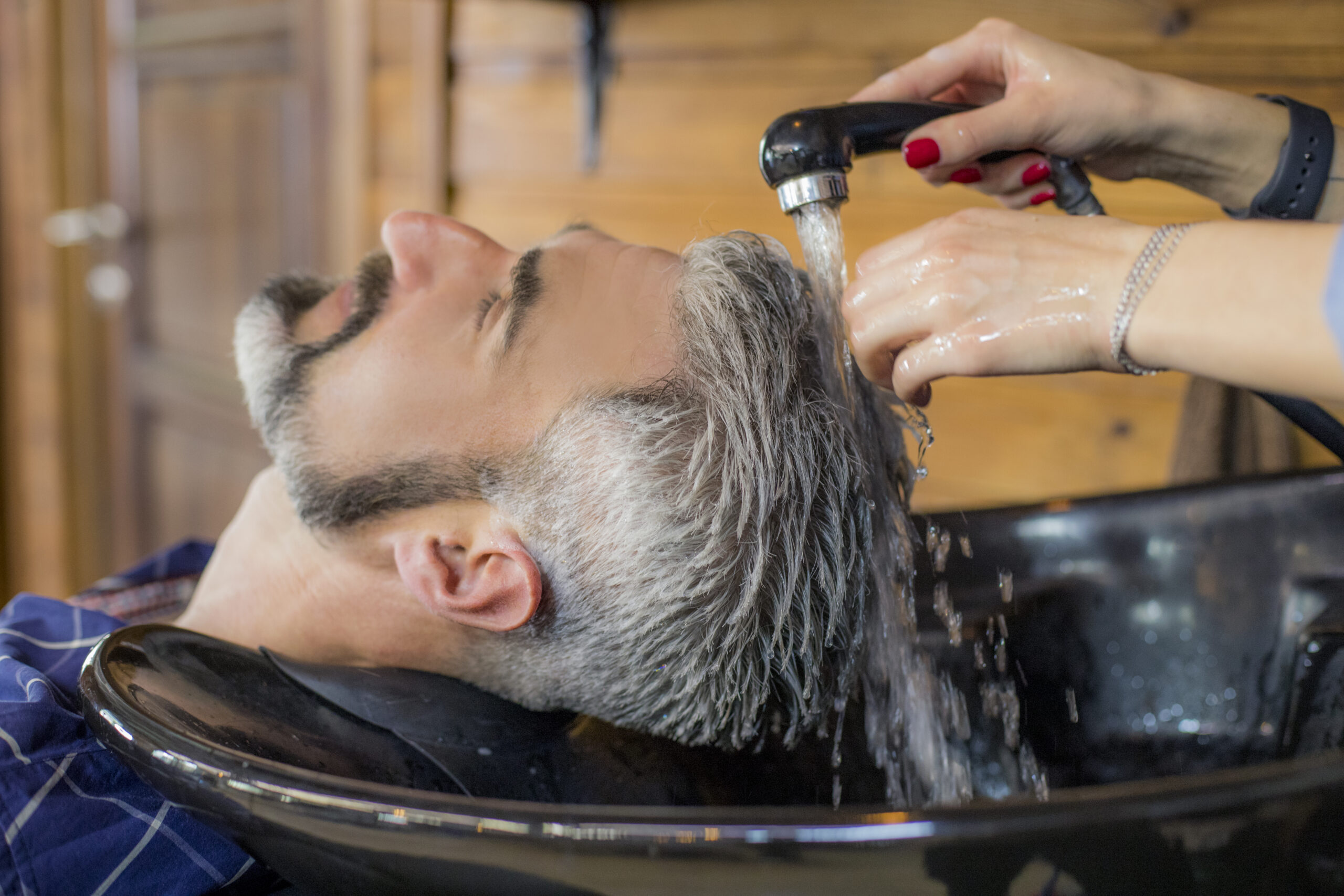 Полезные советы по уходу за мужскими волосами